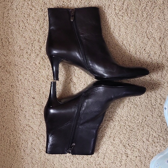 Tahari Penny Black Leather 2.5 in Booties SZ 8M - Picture 3 of 9